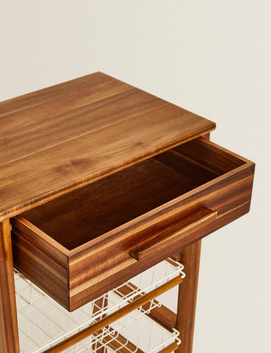 کمد چوبی بلند