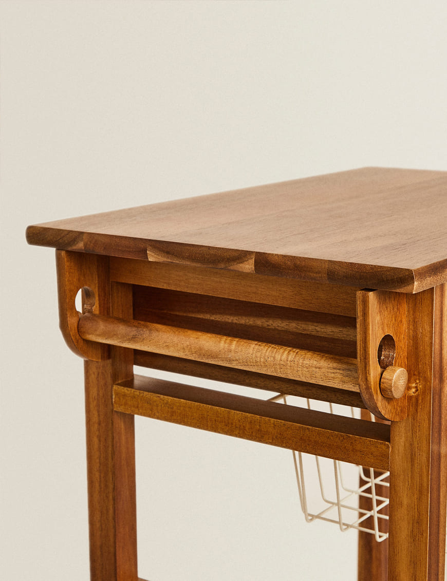 کمد چوبی بلند