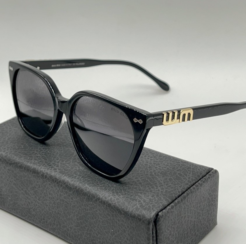 عینک miumiu